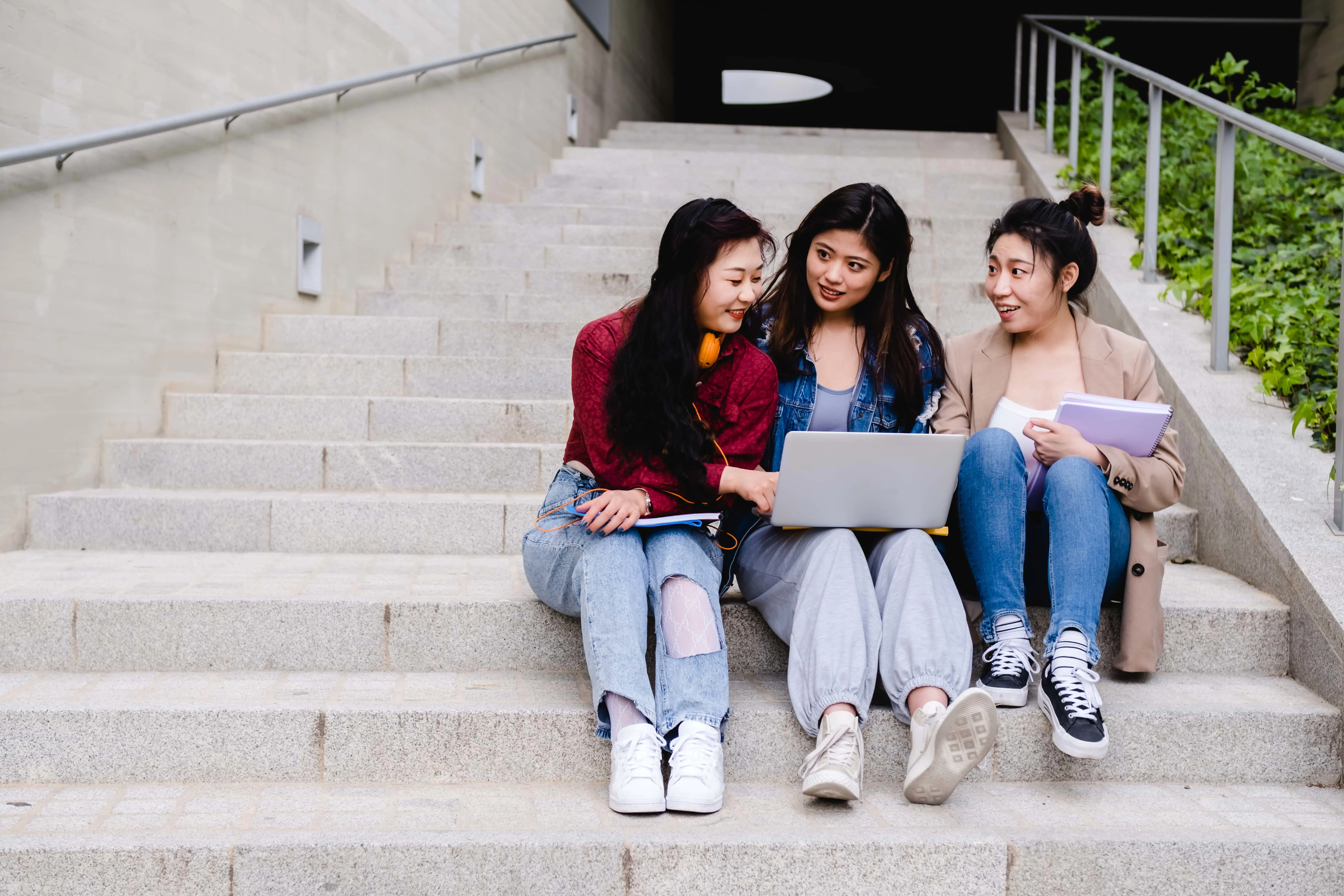 dubai-vs-uk-living-cost-for-students-what-should-you-budget-for.webp